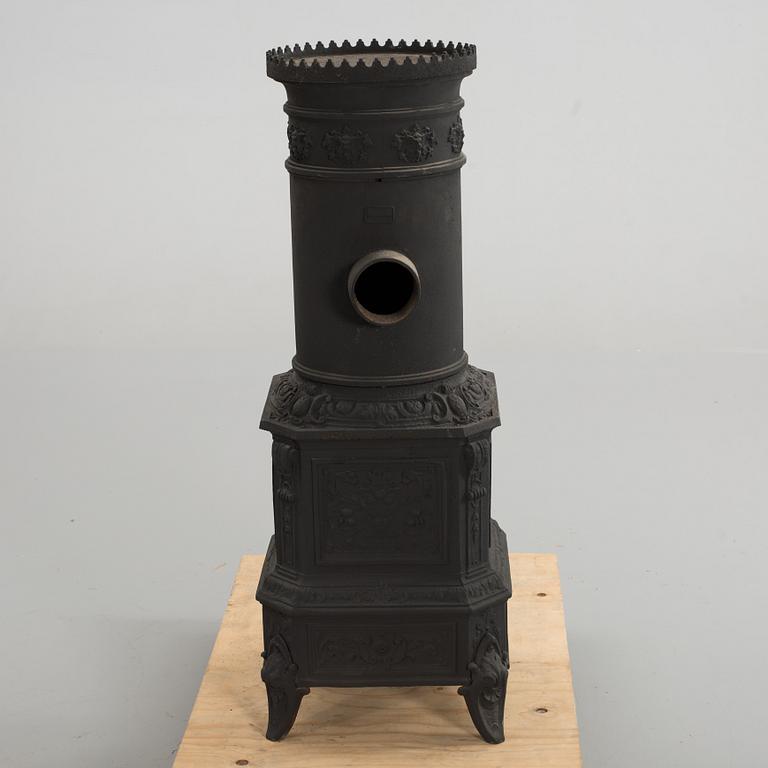 AN EARLY 20th CENTURY CAST IRON STOVE.