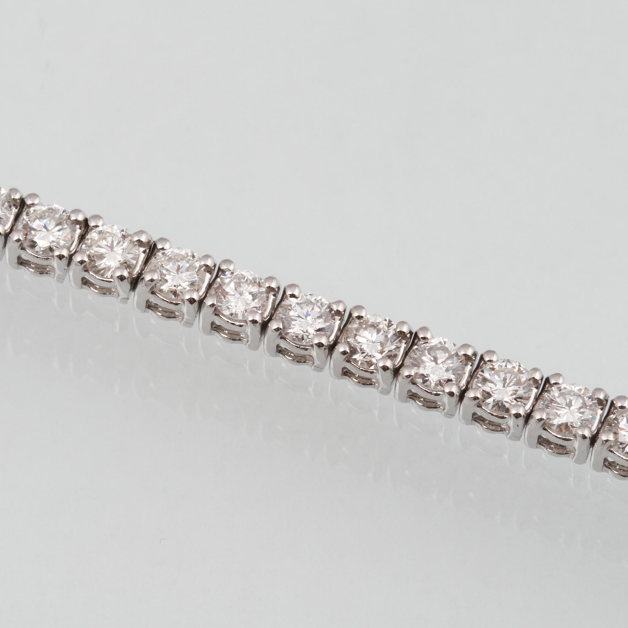ARMBAND, 18K vitguld med 56 briljantslipade diamanter ca 4.28 ct, Milano, Italien. Vikt 12,3 gram.