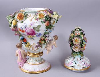 URNA MED LOCK, porslin, Meissen, 1900-talets första hälft.