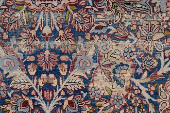 An antique Kirman carpet, ca 410 x 290 cm.
