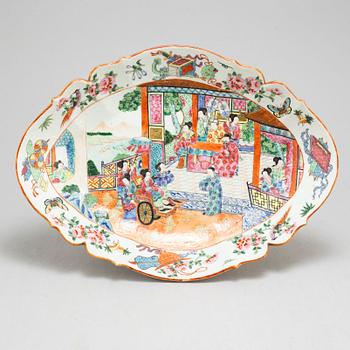 A large famille rose Canton footed serving dish, Qing dynasty, late 19th century.