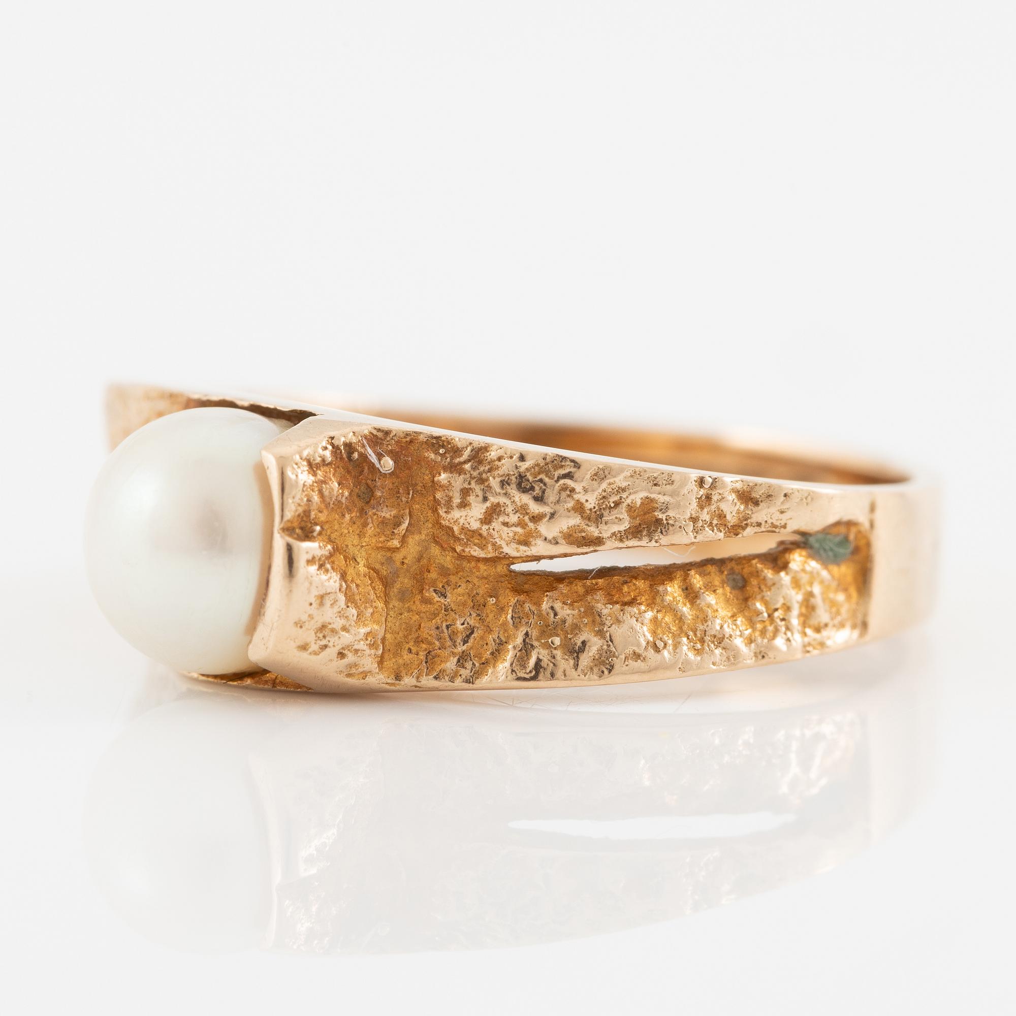 Björn Weckström, ring, 14K gold with cultured pearl, Finland 1971.