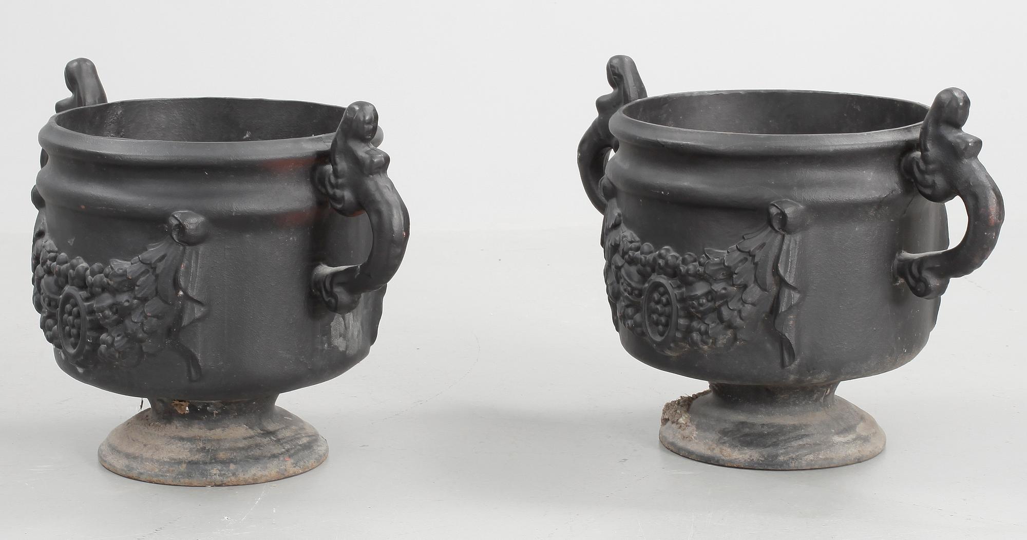 TRÄDGÅRDSURNOR, 1 par, gjutjärn, Stafsjö Bruk, 1900-talets mitt.