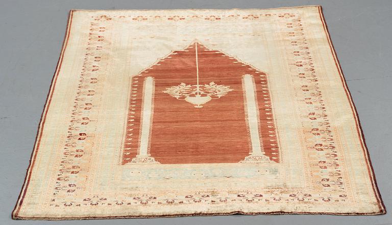 MATTO, an antique silk Tabriz, ca 161,5-163,5 x 121,5-124,5 cm.
