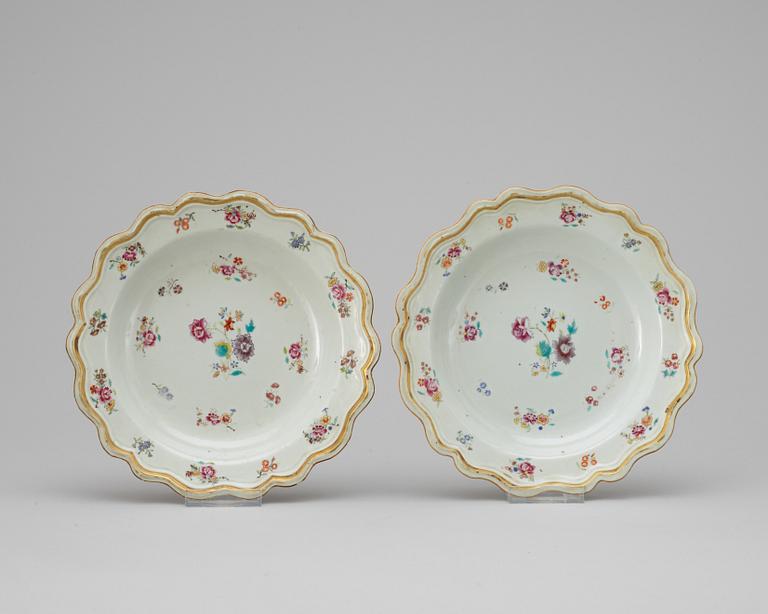 A pair of famille rose charger, Qing dynasty, Qianlong (1736-95).