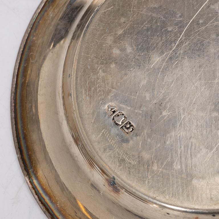 Skål, bägare, borste, kam, ett par saltkar samt 6 st fat, silver.