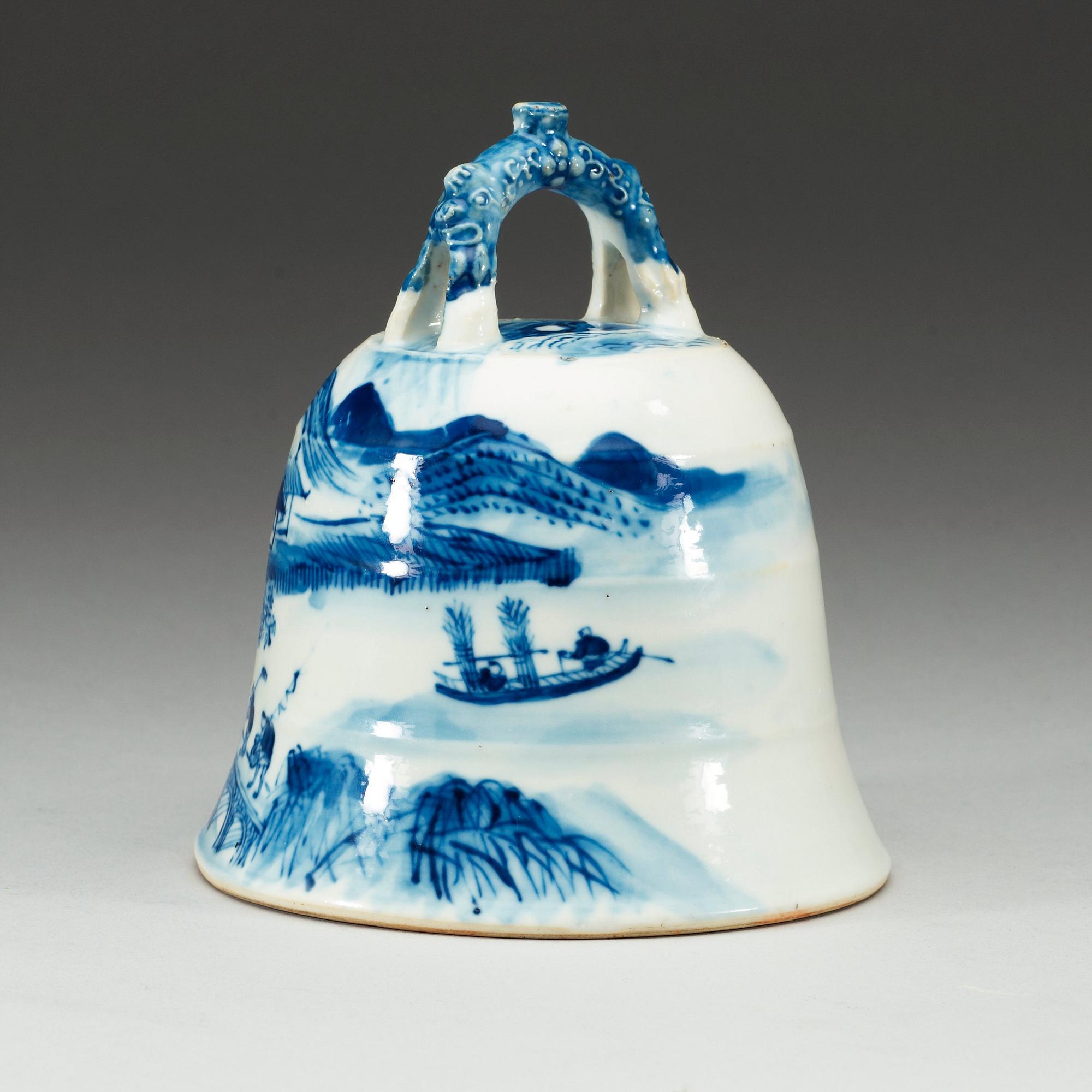 KLOCKA, porslin. Sen Qing dynastin.