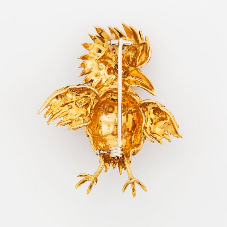 An 18K gold and enamel bird brooch set with eight-cut diamonds.