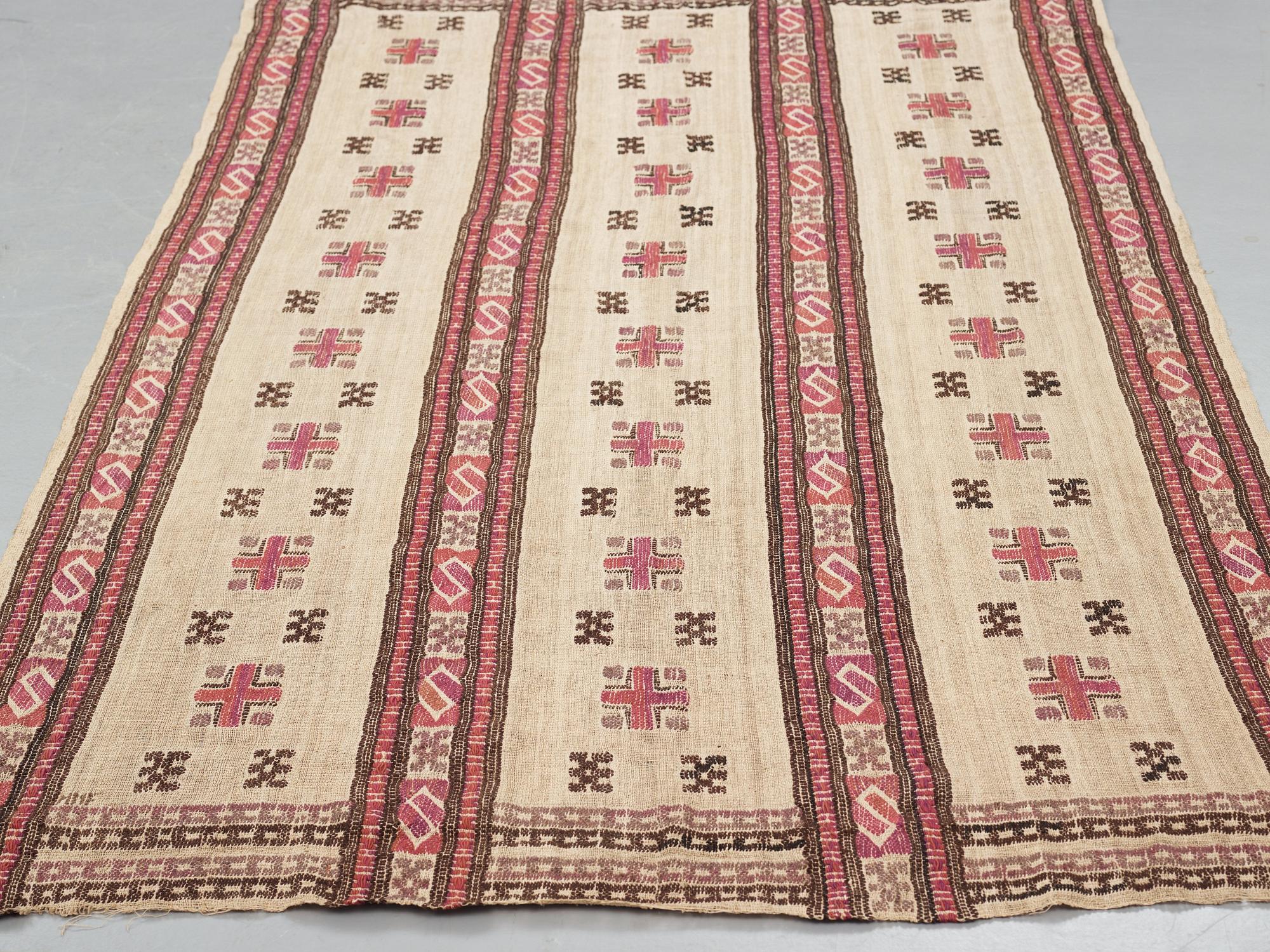 Märta Måås-Fjetterström, A drape, "Röd S-bård", flat weave, ca 237-242,5 x 153-156 cm, signed MMF.