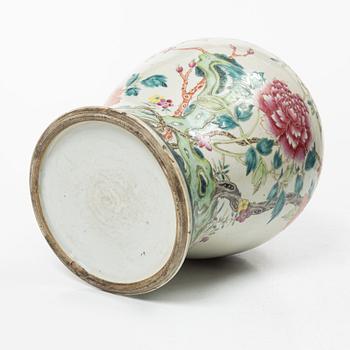 Urna, porslin, Kina, Qingdynastin, 1800-tal.