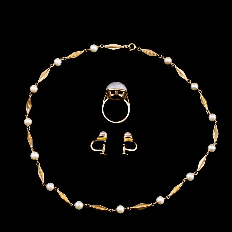 COLLIER, ÖRHÄNGEN SAMT RING, 18k guld samt odlade pärlor, delvis Jack Snarberg, Stockholm. Vikt 24 g.