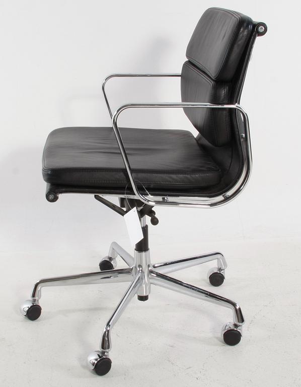 KARMSTOL. "Eames Soft Pad Chair" Charles & Ray Eames, Vitra.