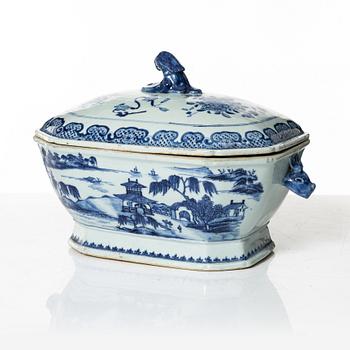 A Chinese export porcelain tureen, Qing dynasty, Qianlong (1736-95).