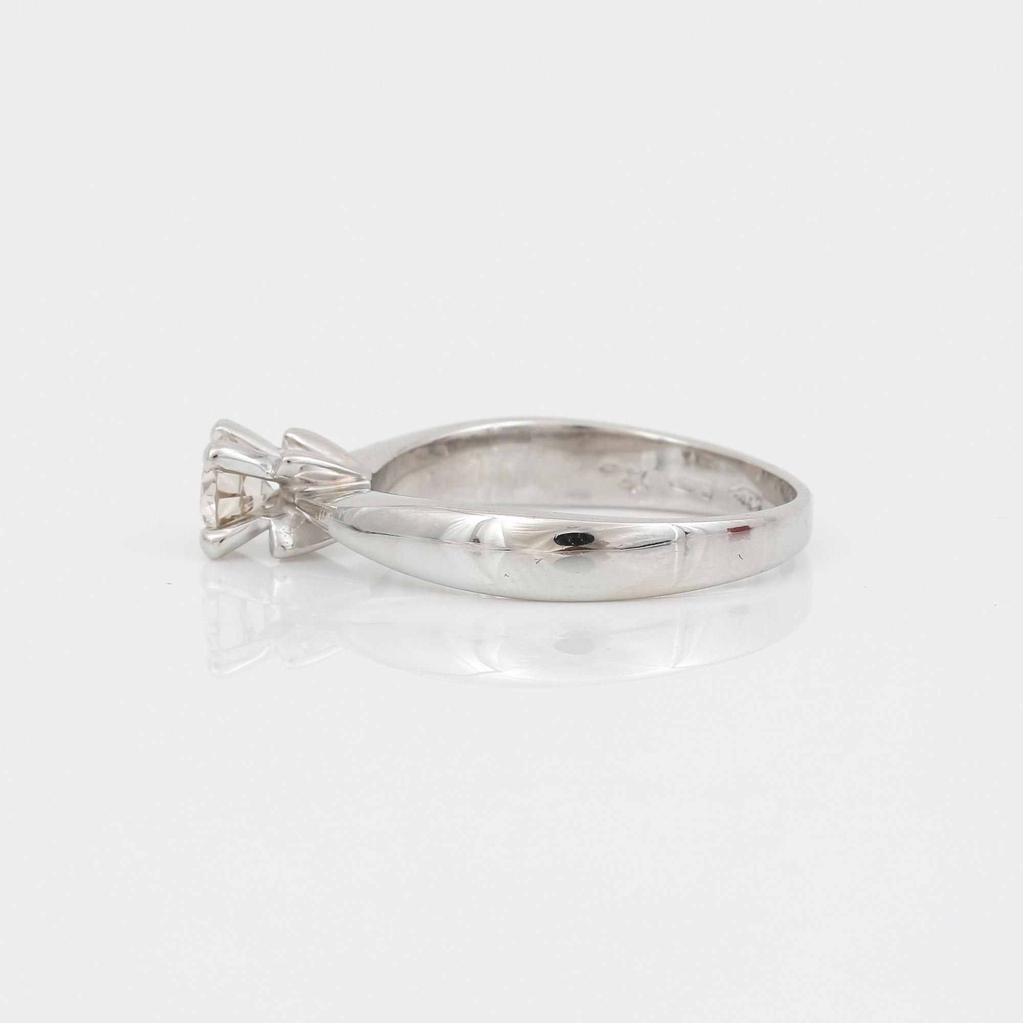 RING, 18K vitguld med briljantslipad diamant 0,35 ct. Vikt 3,58 gram.