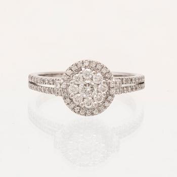 An 18K white gold ring set with round brilliant-cut diamonds.
