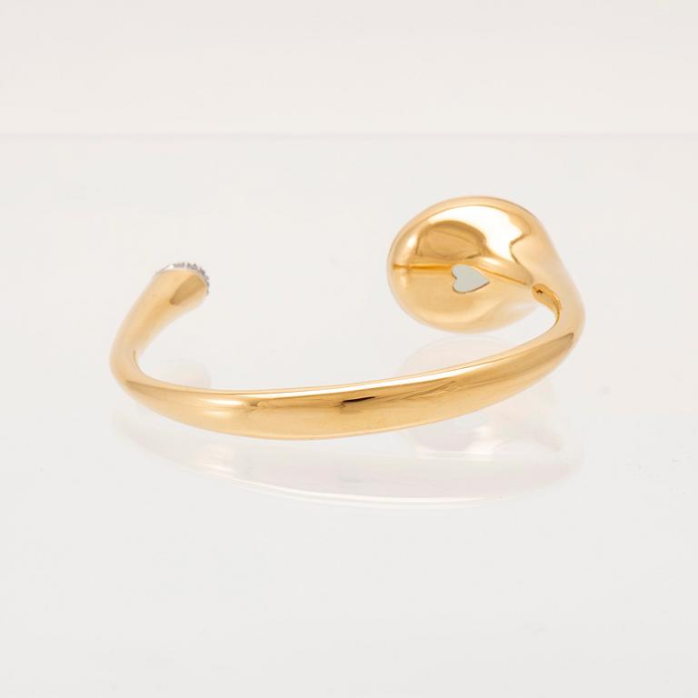 Ole Lynggaard, stelt armband "Emeli" 18K guld med en cabochonslipad månsten samt runda briljantslipade diamanter.