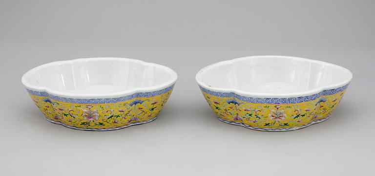 SKÅLAR / YTTERFODER, ett par, porslin, Kina, Guangxu, 1900-talets början.