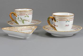 MOCCAKOPPAR, ett par samt UNDERFAT, porslin, "Flora Danica", Royal Copenhagen, 1900-talets andra hälft.