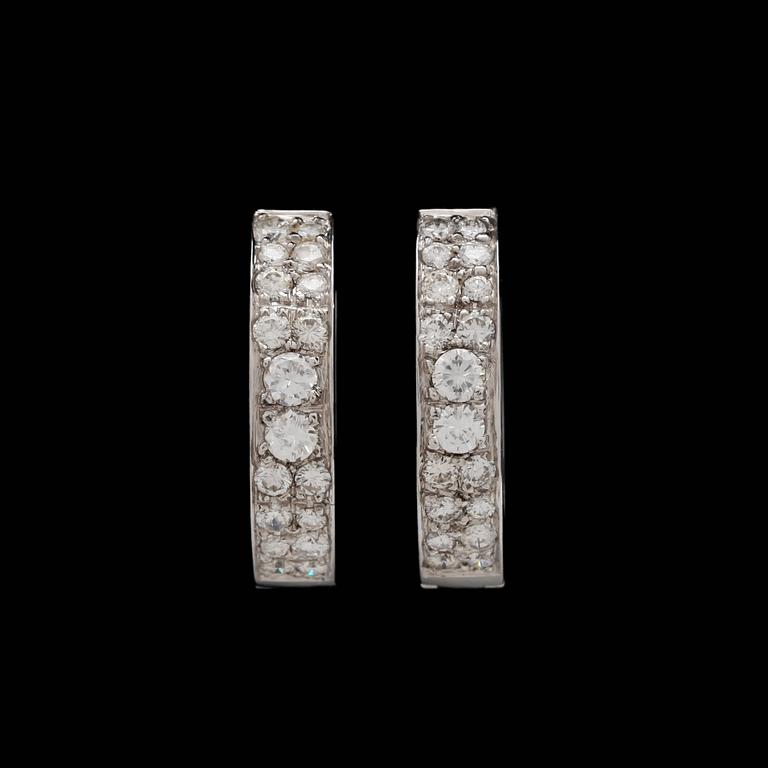 A pair of brilliant cut diamond earrings, tot. app. 1.50 ct.