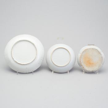 A Chinese export porcelain teapot and three dishes, circa 1800.