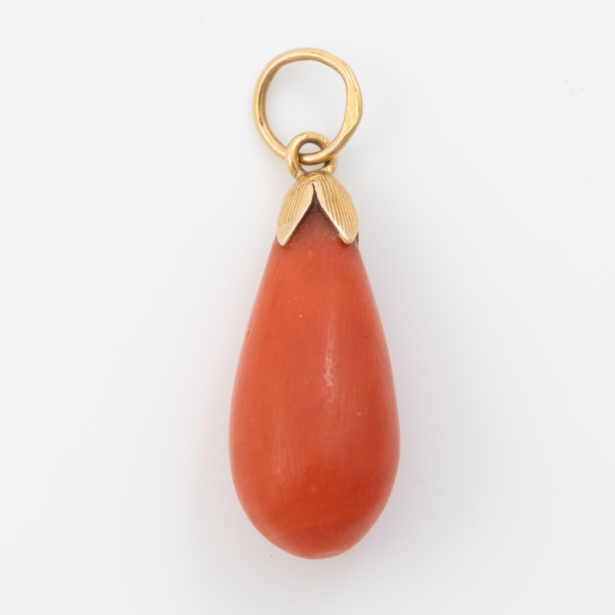 Pendant in 18K gold with drop-shaped coral.
