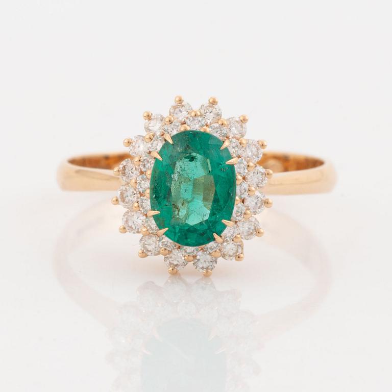 En smaragdring med diamanter.
