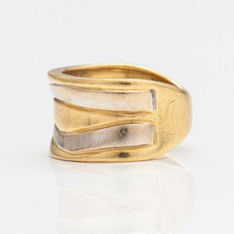 An 18K gold ring. Italy.