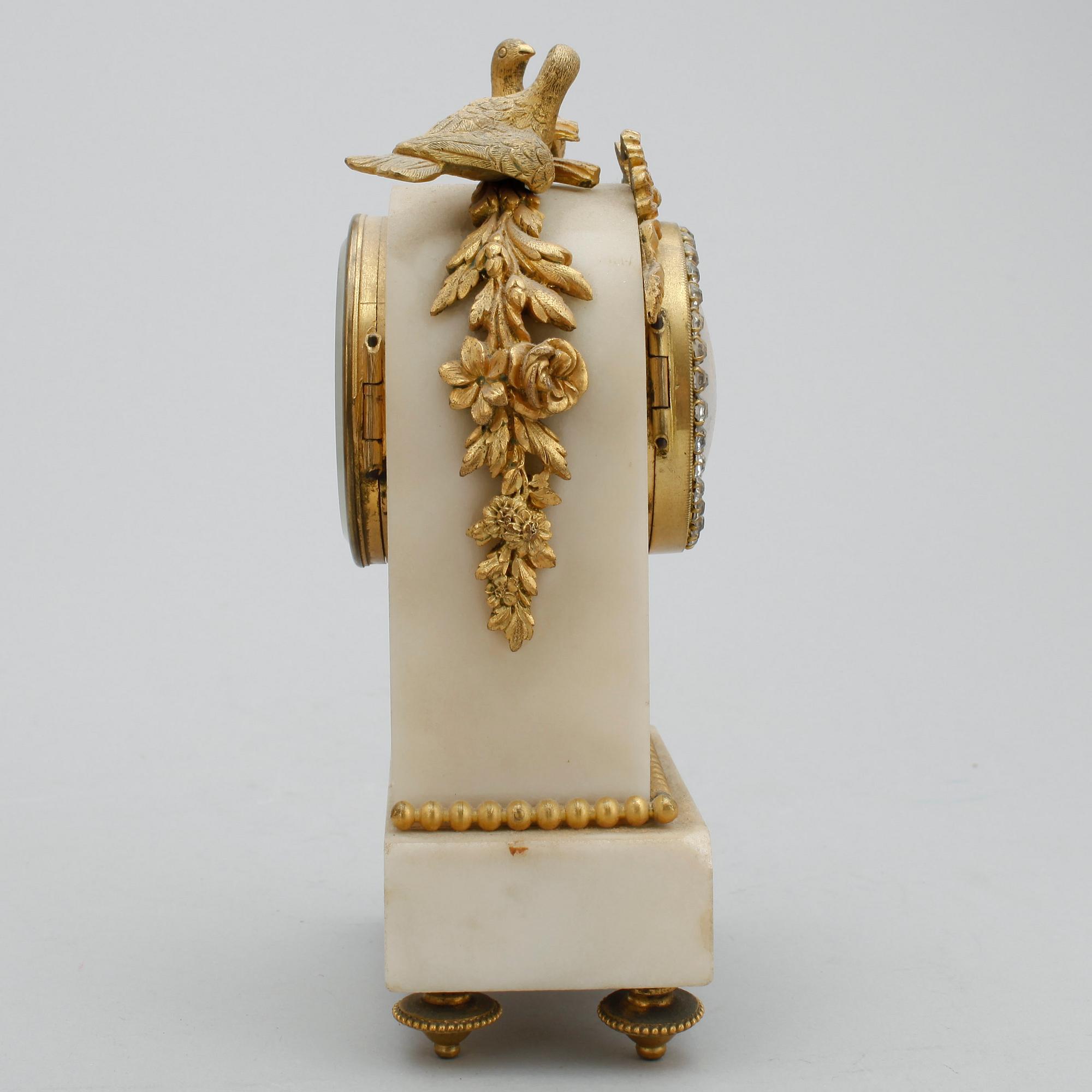 BORDSUR I ETUI, marmor, Louis XVI-stil, otydlig urmakarmärkning, sekelskiftet 1900.