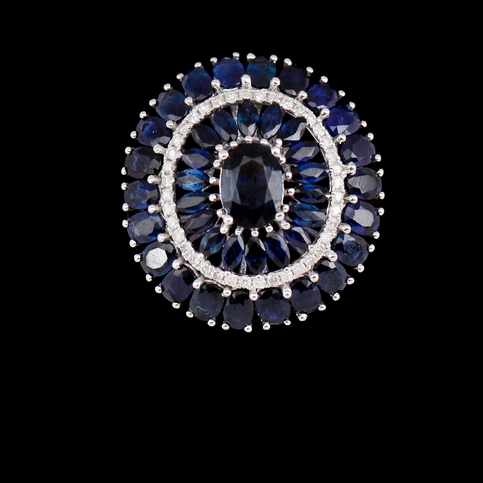 COCKTAILRING, 18 k vitguld, safirer tot ca  8.47 ct, briljantslipade diamanter tot ca 0.33 ct.
