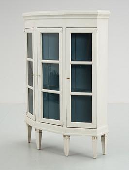 VITRINSKÅP, delvis 1800-tal.