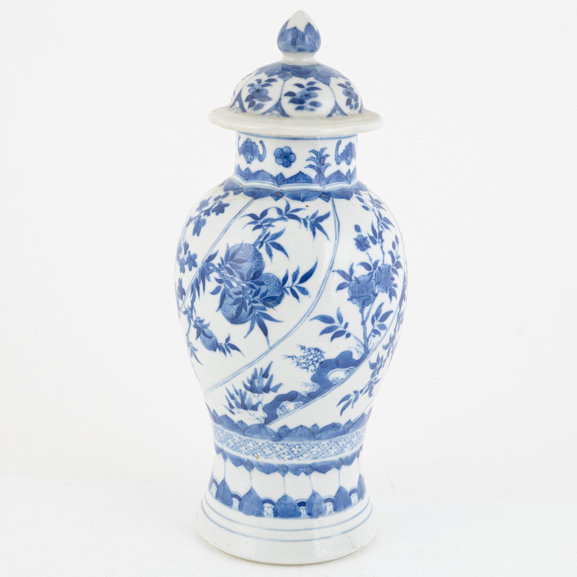 A Chinese blue and white urn with cover, late Qing dynasty/around 1900.