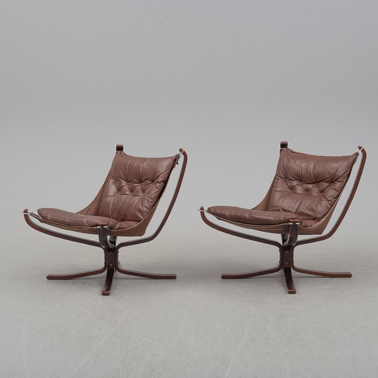 A pair of easy chairs and a table by Sigurd Ressel.