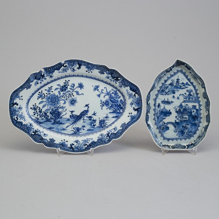 A blue and white leaf-shaped serving dish and a servingdish, Qing dynasty, Qianlong (1736-95).