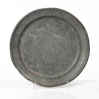 A pewter charger, 18th century.