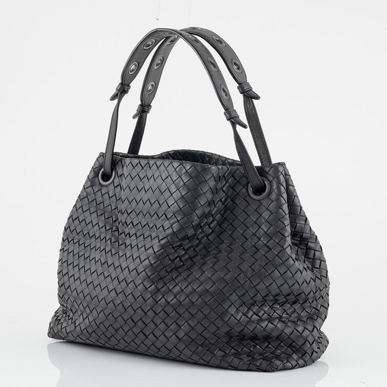 Bottega Veneta, a 'Medium Garda' bag.