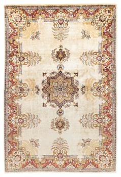 316. A mid 20th century Qum / Kashan rug, c. 207 x 138 cm.