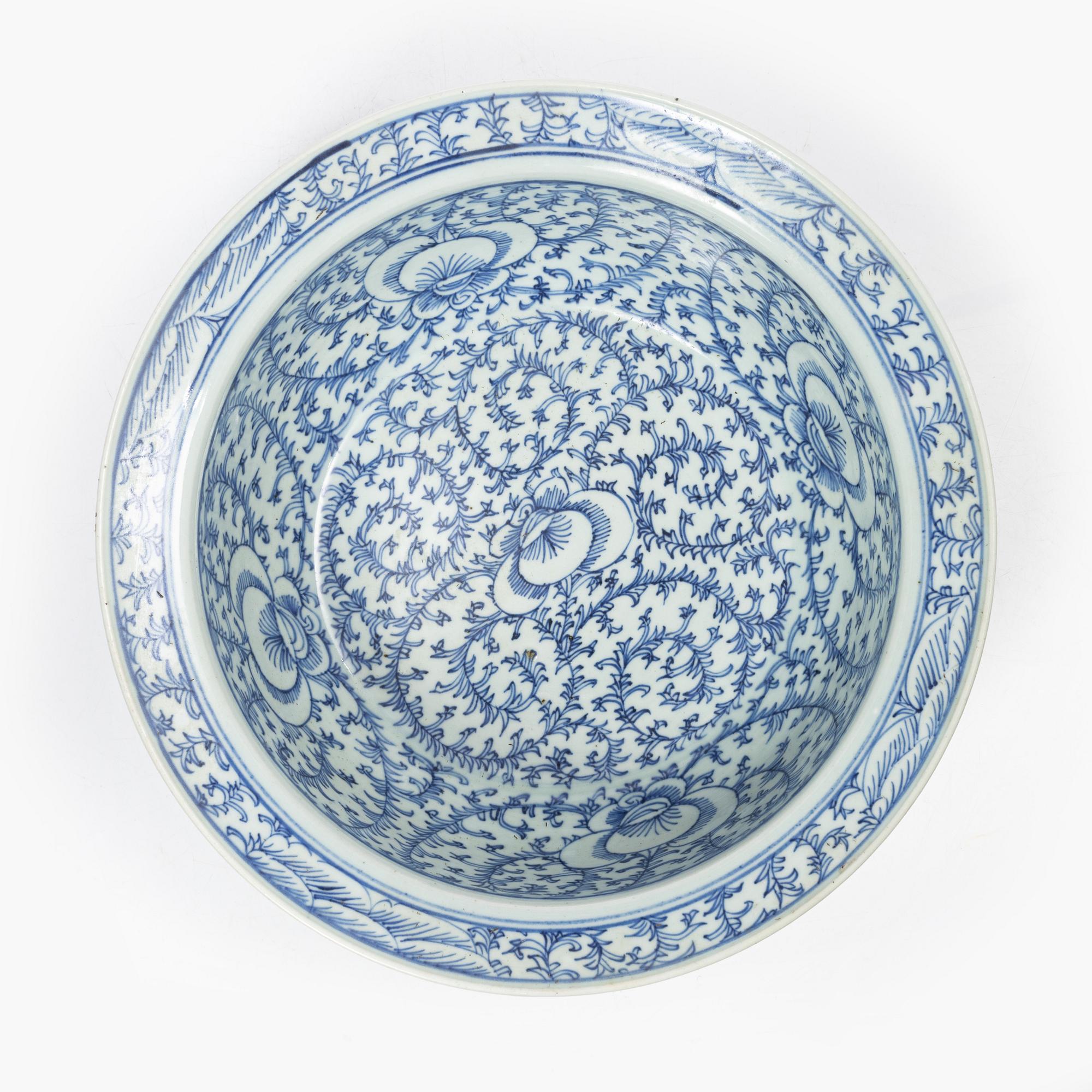 A large blue and white basin, Qing dynasty, 19th century.