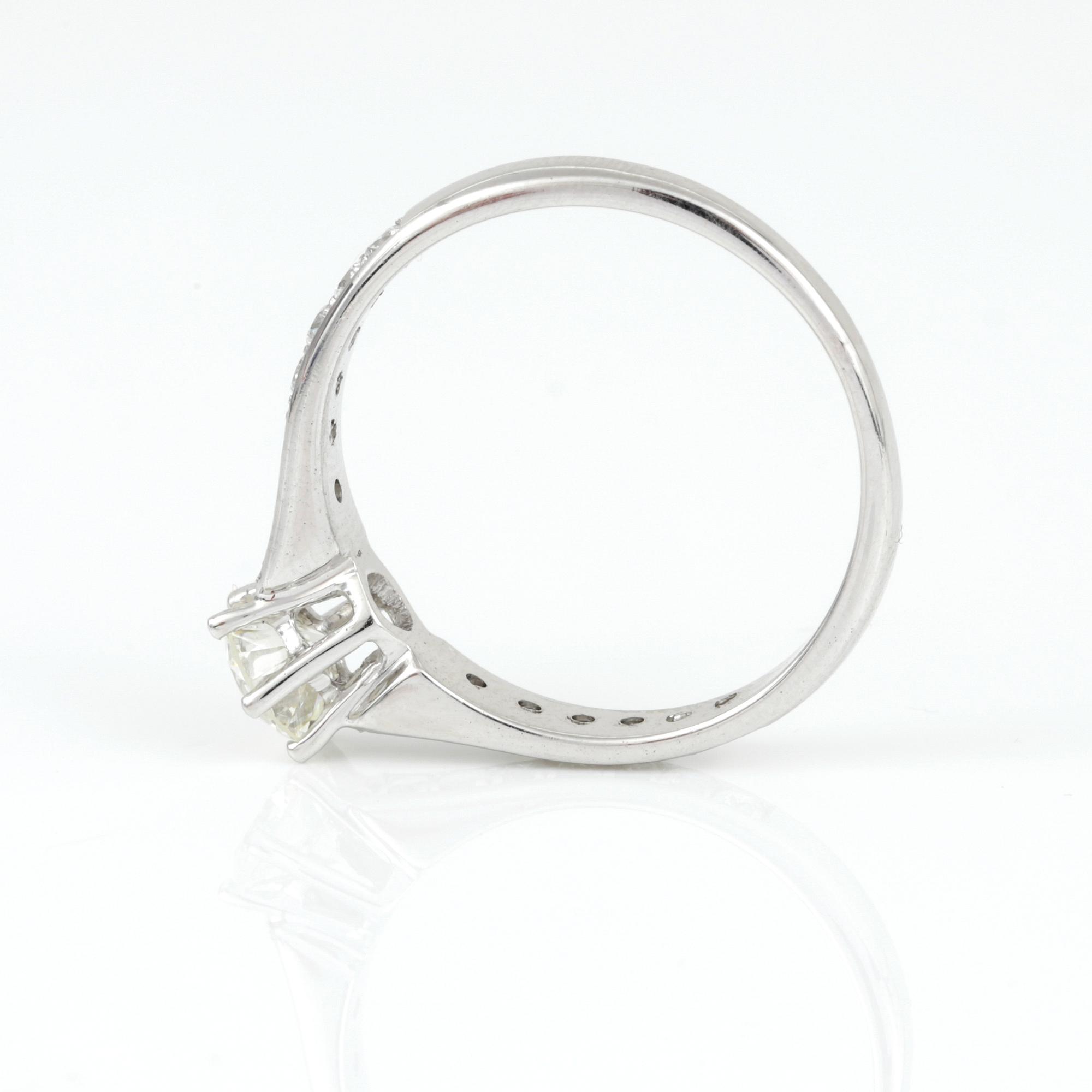 RING, 18K vitguld med briljantslipade diamanter, tot ca 0,95 ct. Vikt ca 3,37 g.