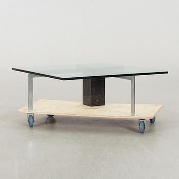 A GLASS TOP SOFA TABLE.