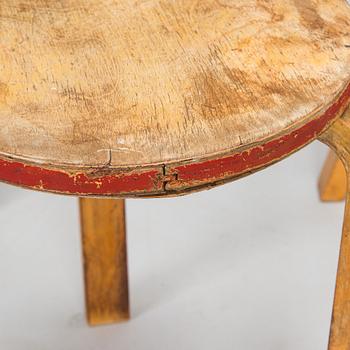 Alvar Aalto, Tuoleja, 4 kpl malli 69 ja jakkara malli 60, O.Y. Huonekalu- ja Rakennustyötehdas A.B. 1900-luvun puoliväli.