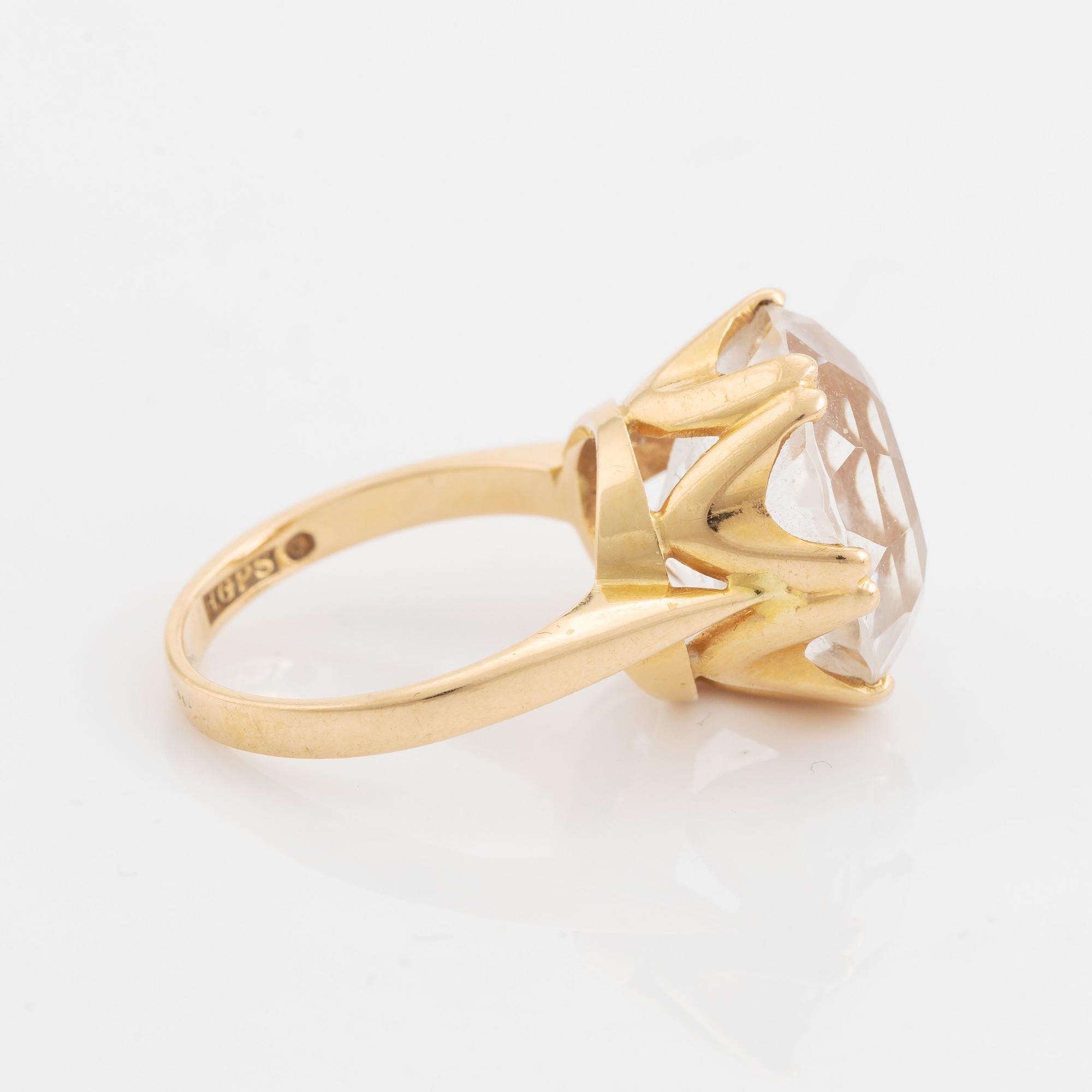 Ring, Sten Gramen, 18K guld och rund fasettslipad bergkristall.