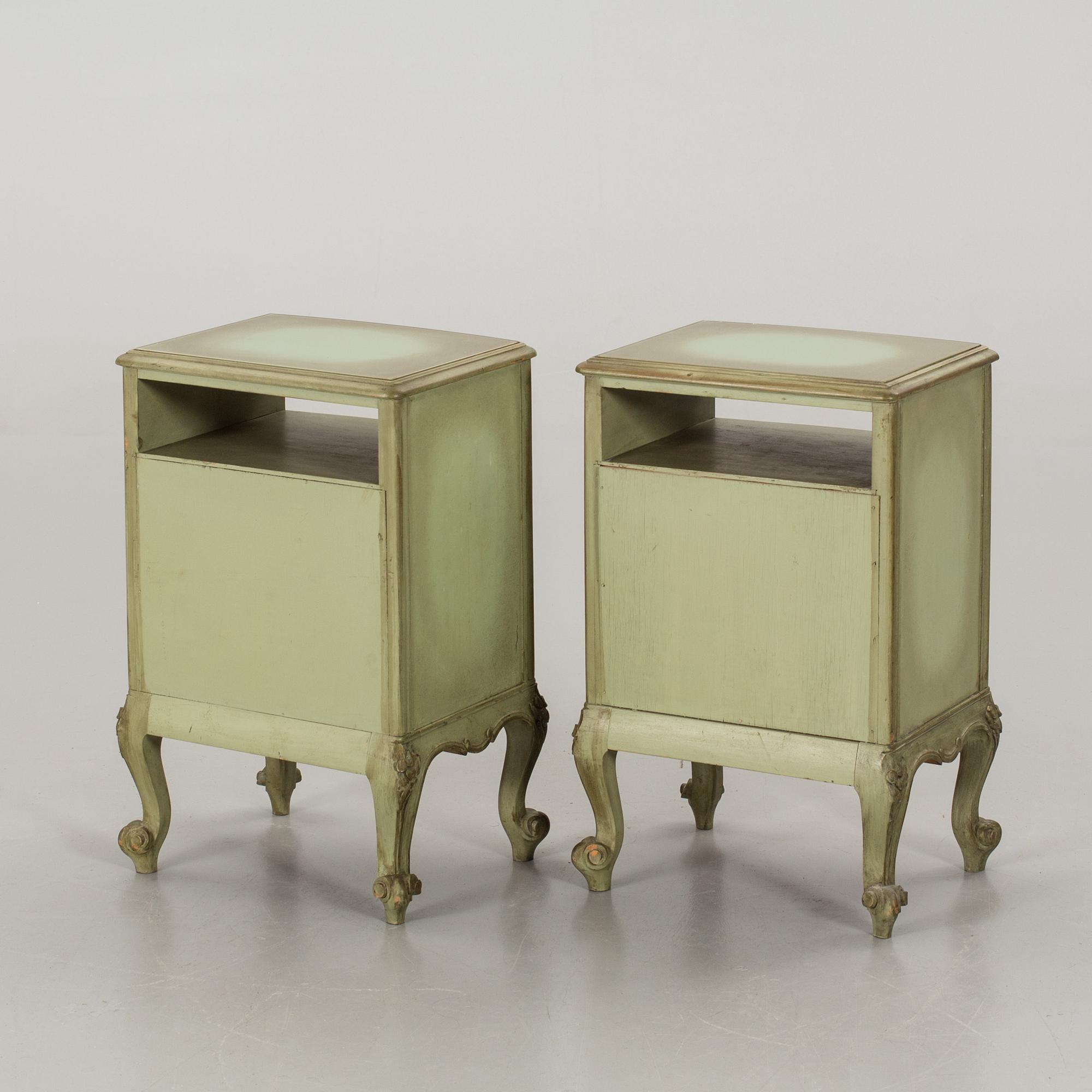 A PAIR OF BEDSIDE TABLES.
