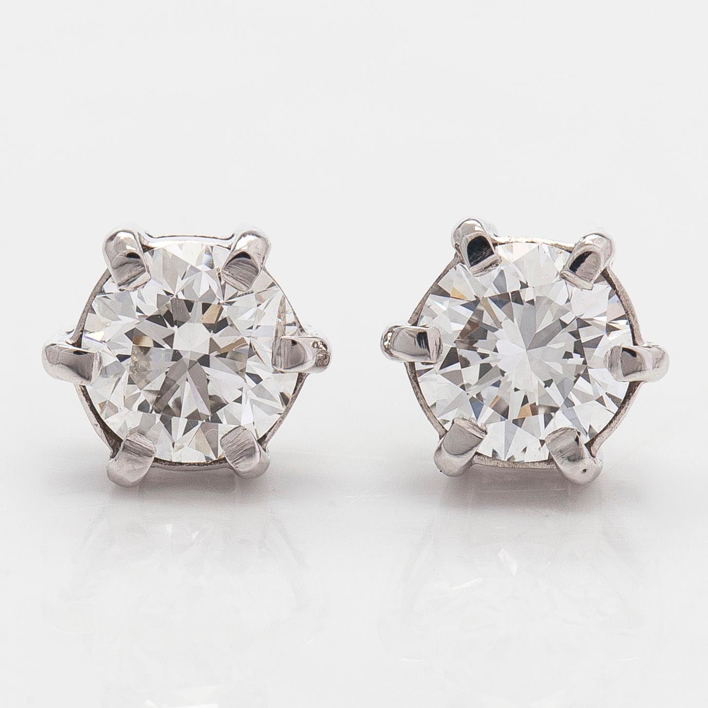 Örhängen, 14K vitguld med briljantslipade diamanter. Medföljande HRD sertifikat.