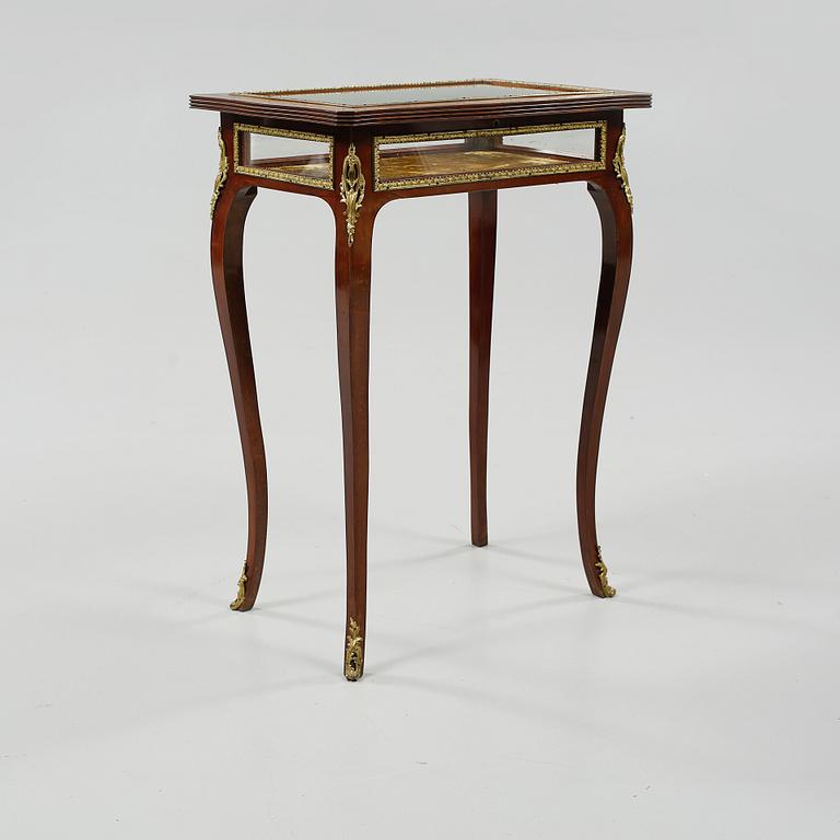 MONTERBORD, rokokostil. 1900-talets andra hälft.