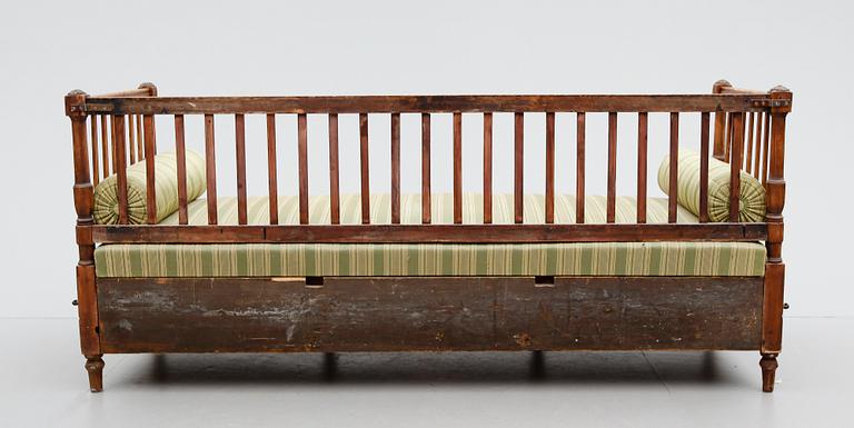 SOFFA, sengustaviansk, omkring år 1800.