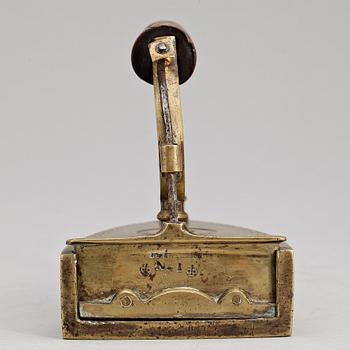 STRYKJÄRN, mässing, bär märkning, 1800-tal.