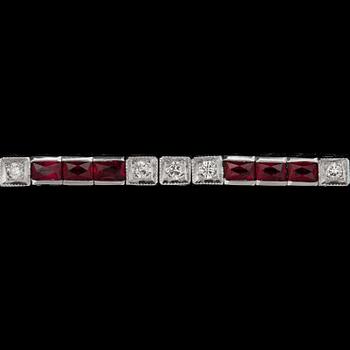 A facett cut ruby bracelet, 2.85 cts set with single-cut diamonds tot. 0.75 ct.