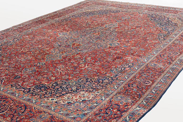 A carpet, semi-antique, Kashan, ca 443,5 x 314,5 cm.