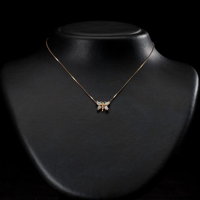 HÄNGSMYCKE, 14K guld, opaler i form av en fjäril. Vikt 2,5 g.