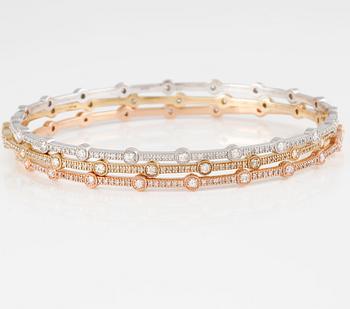 ARMRINGAR, 3 st, 14K flerfärgat guld med brilantslipade diamanter ca 2.60 ct. Vikt 24,6 gram.
